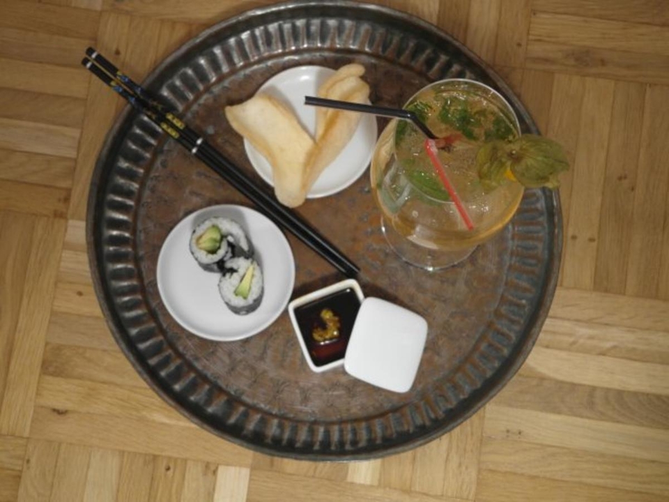 Pflaumenwein Cocktail mit vegetrarischer Sushi-Maki Rolle und Kroepoek Chips