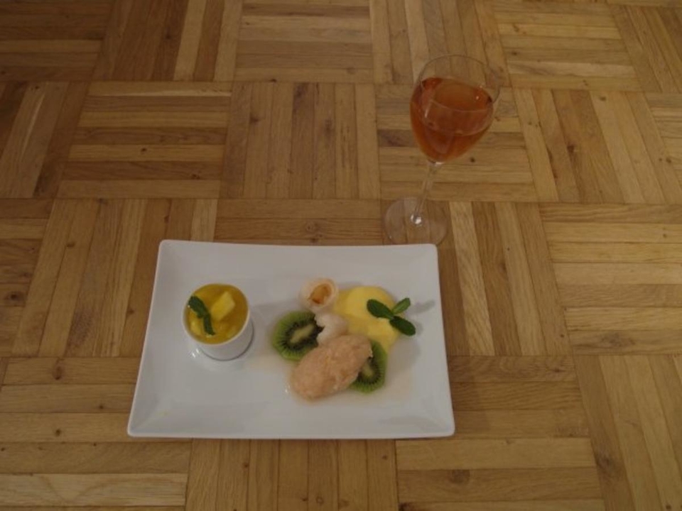 Litschi Sorbet in Sektschaum mit Früchten