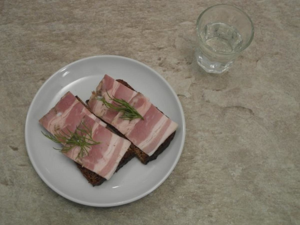 Milder ukrainischer Wodka und Schwarzbrot mit Knoblauchspeck