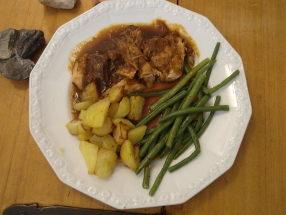 Alt-Eifeler Schweine-Schmorbraten mit Backkartoffeln und Rosenkohl