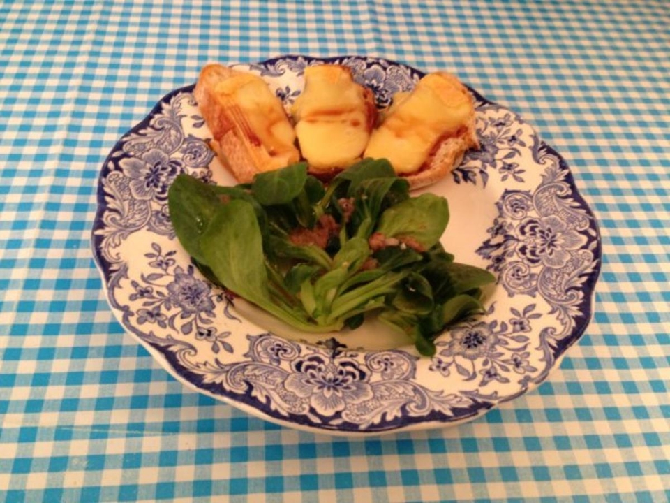 Fromage de Herve auf Feldsalat mit Delice de Liège