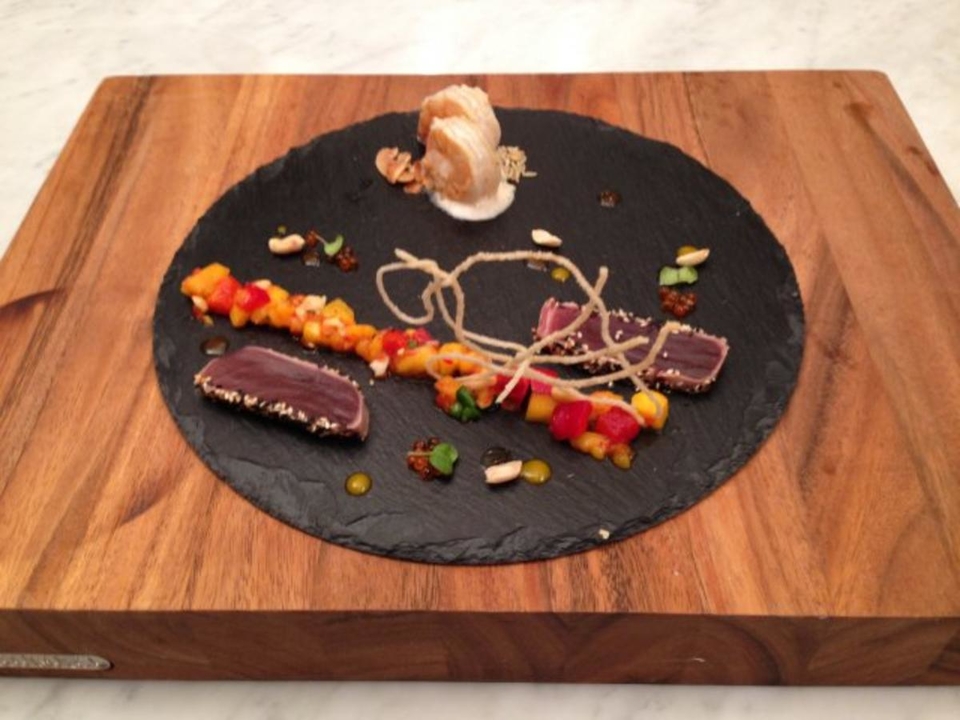 Nussiges Thunfisch-Surpreme auf Mangoragout und Garnele an Kokos-Chili-Fumet