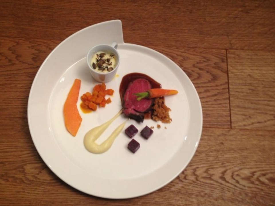 American Tenderloin an Karottenkonfit, Kartoffelschaum & Rotweinjus zu heiß-kaltem Suprise