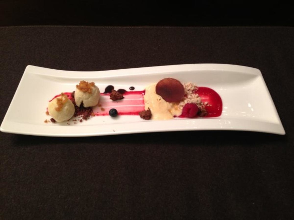Duo von Schokolade an Topfenknödel und Rosmarin-Krokant-Eis