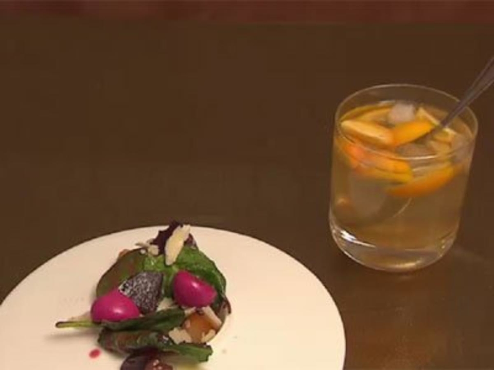 Salat aus gelber und roter Beete mit Himbeervinigrette, Portweinfeigen und alten Parmesan