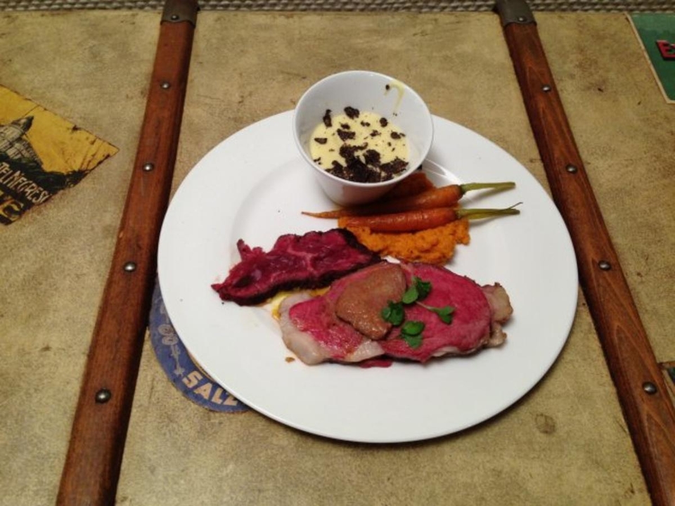 Das Strindtberg mit Kartoffel-Trüffelpüree und Foie-Gras-Häubchen