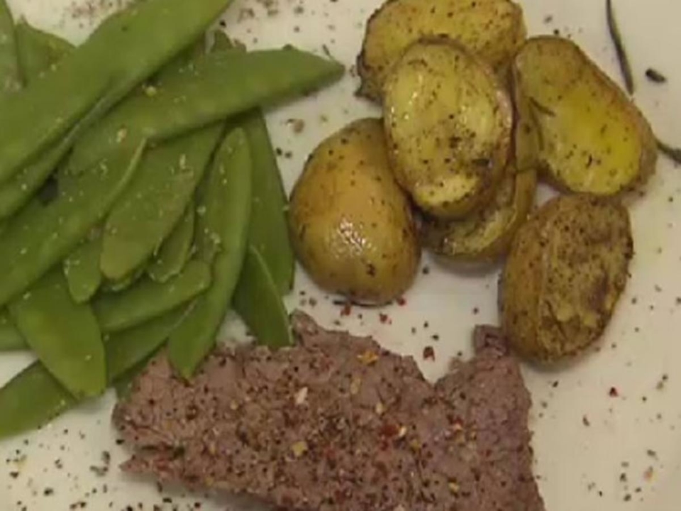 Rinderfilet an Rosmarinkartoffeln und Zuckerschoten an einer Trüffelsauce