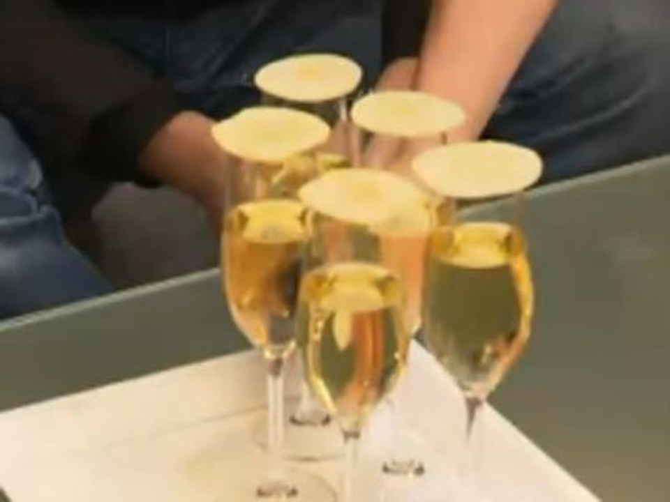 Aperitif: "POMPEJANUM" mit goldigen Apfelchips