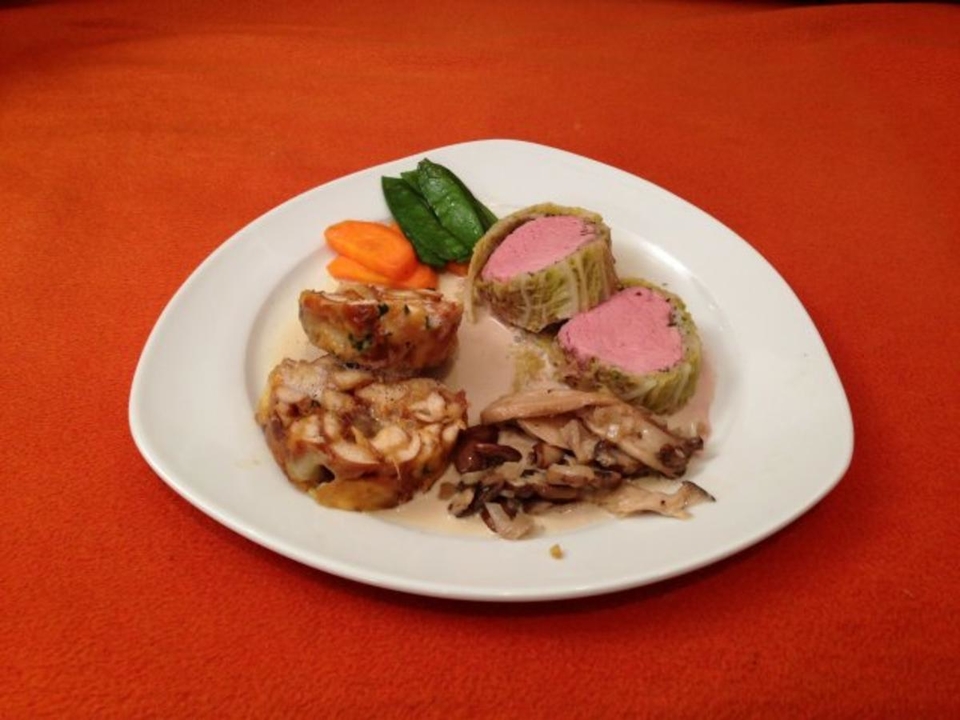 Pochiertes Kalbsfilet im Kräutermantel  mit Bretz’nknödel und Pilzrahm