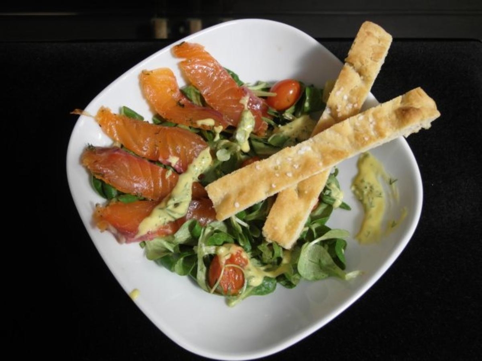 Gebeizter Lachs auf Feldsalat, Postelein und Rucola mit angebratenen Cherrytomaten