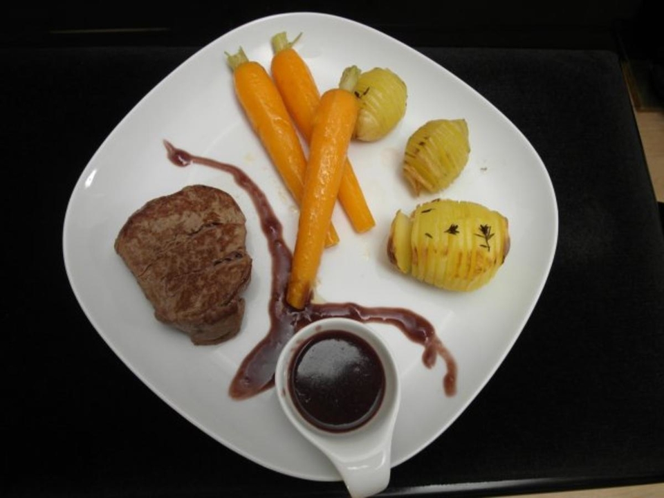 Rinderfilet mit Fächerkartoffeln und glasierten Möhren an Portweinsauce