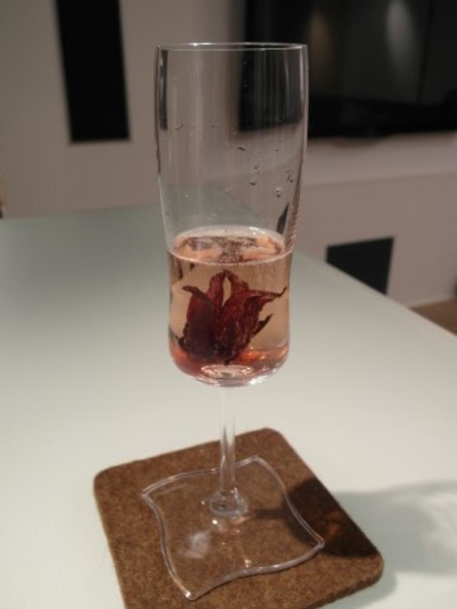 Aperitif: Champagner mit Hibiskus-Blüten