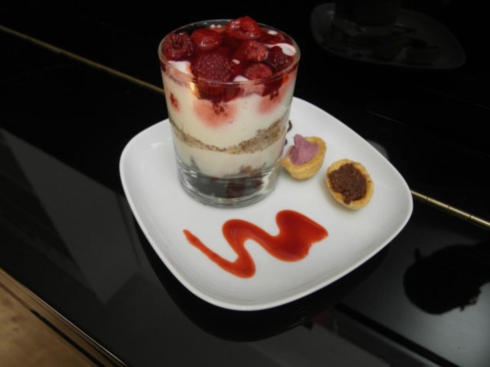 Himbeer-Quark-Törtchen im Glas mit dreierlei Pralinen
