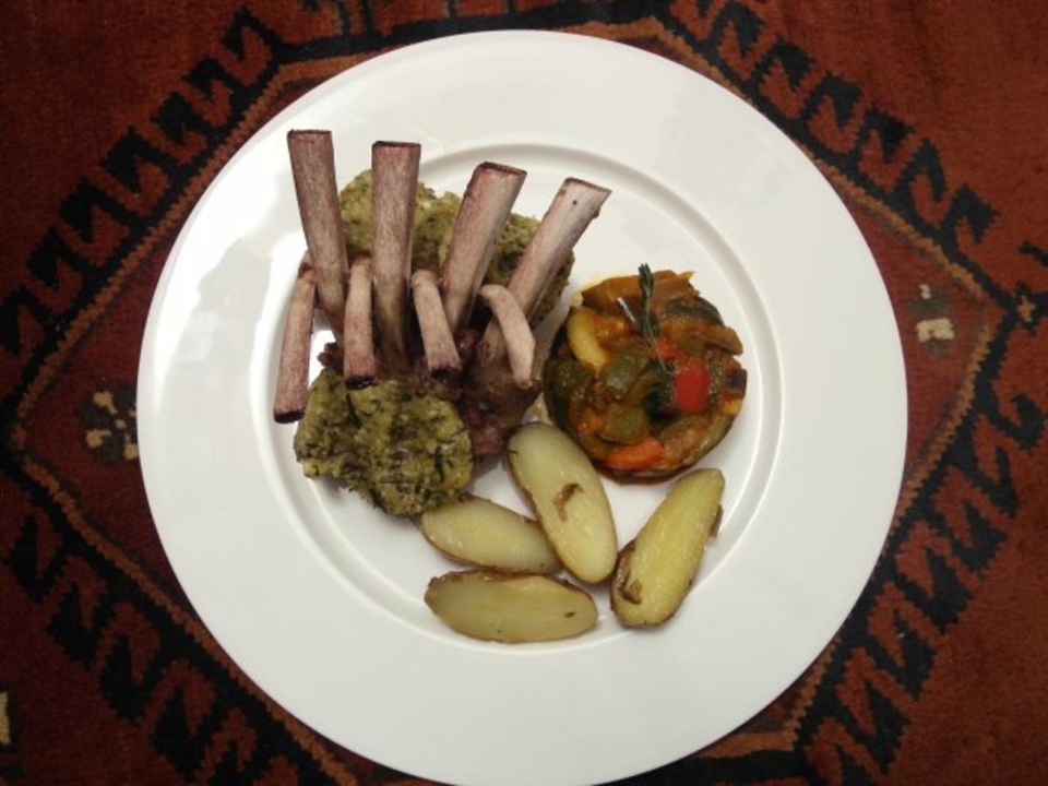 Rôti carre d'agneau avec croûte des olives-amande – Lammkarree, Ratatouille, Kartoffeln