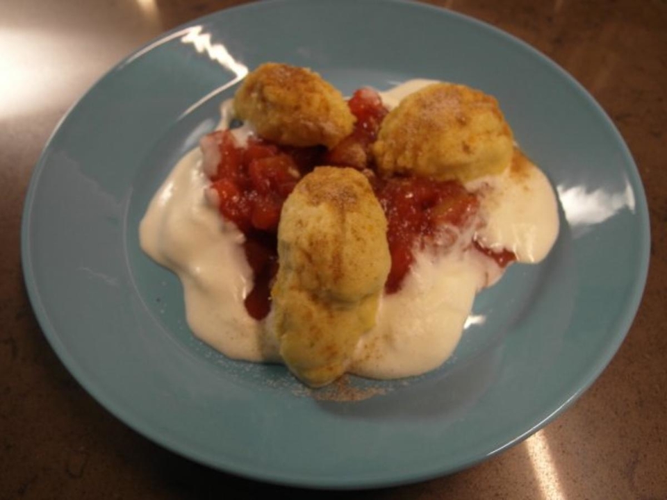 Quarkknockerln und rotes Apfelmus