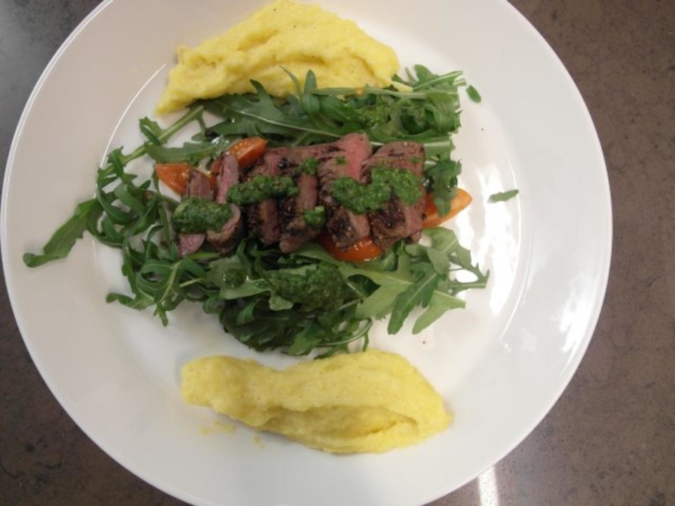 Tagliata di Filetto mit Mandel Polenta, Rucola und Pesto