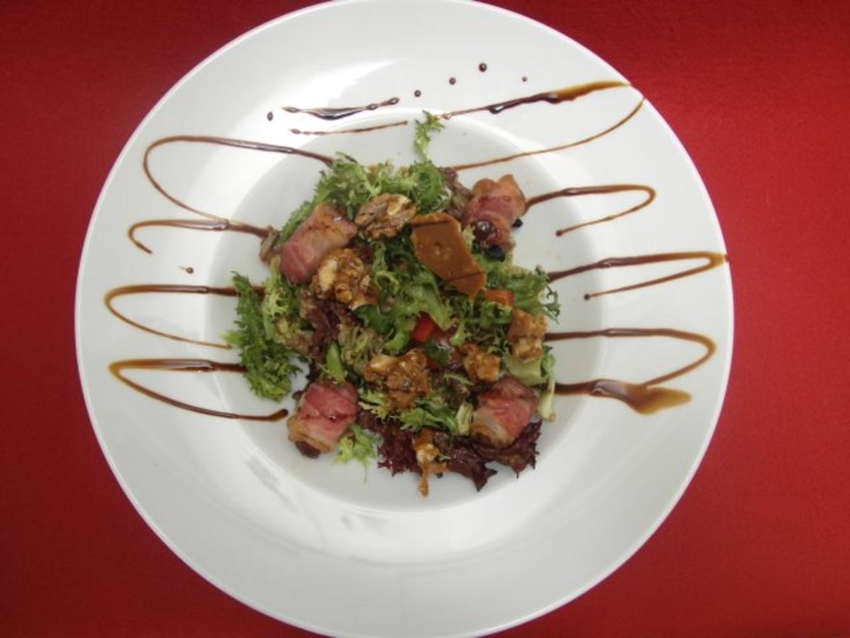 Salat mit karamellisierten Nüssen  und Datteln im Speckmantel