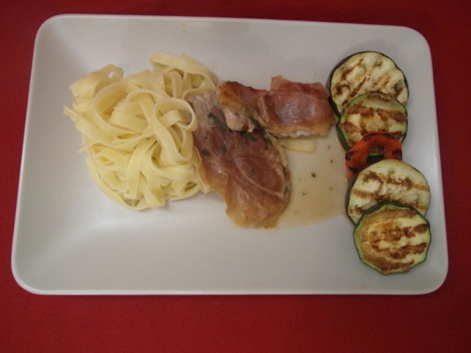 Kalbs-Saltimbocca auf einem in Butter geschwenkten Nudelnest und gegrilltem Gemüse