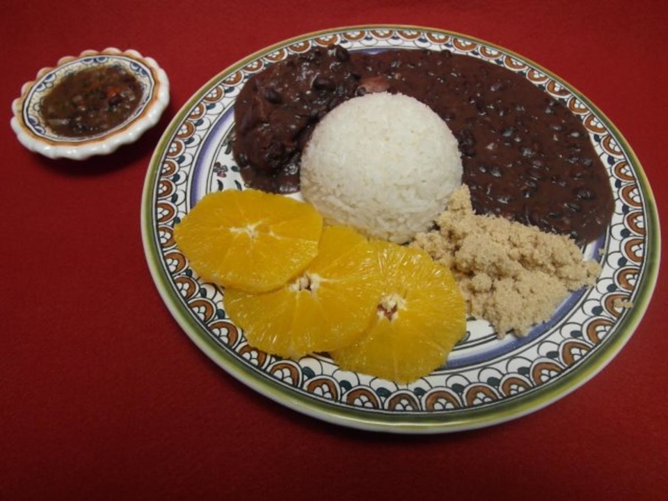 Feijoada Brasileira com molho pimenta e com Farinha de mandioca