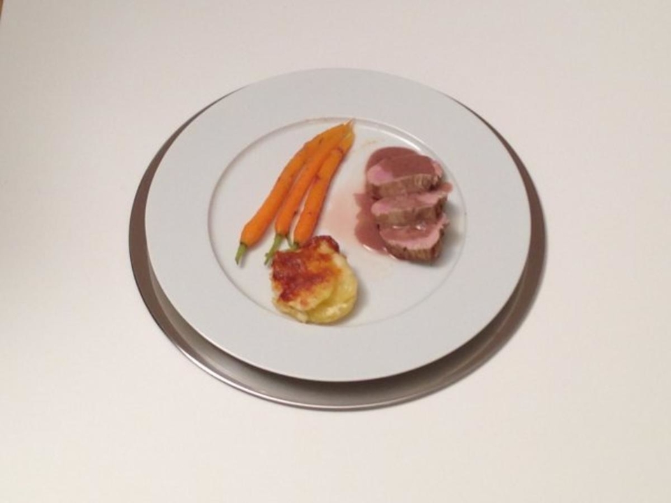 Schweinefilet in Kaffeebutter, Dattelmöhren und Kartoffelgratin