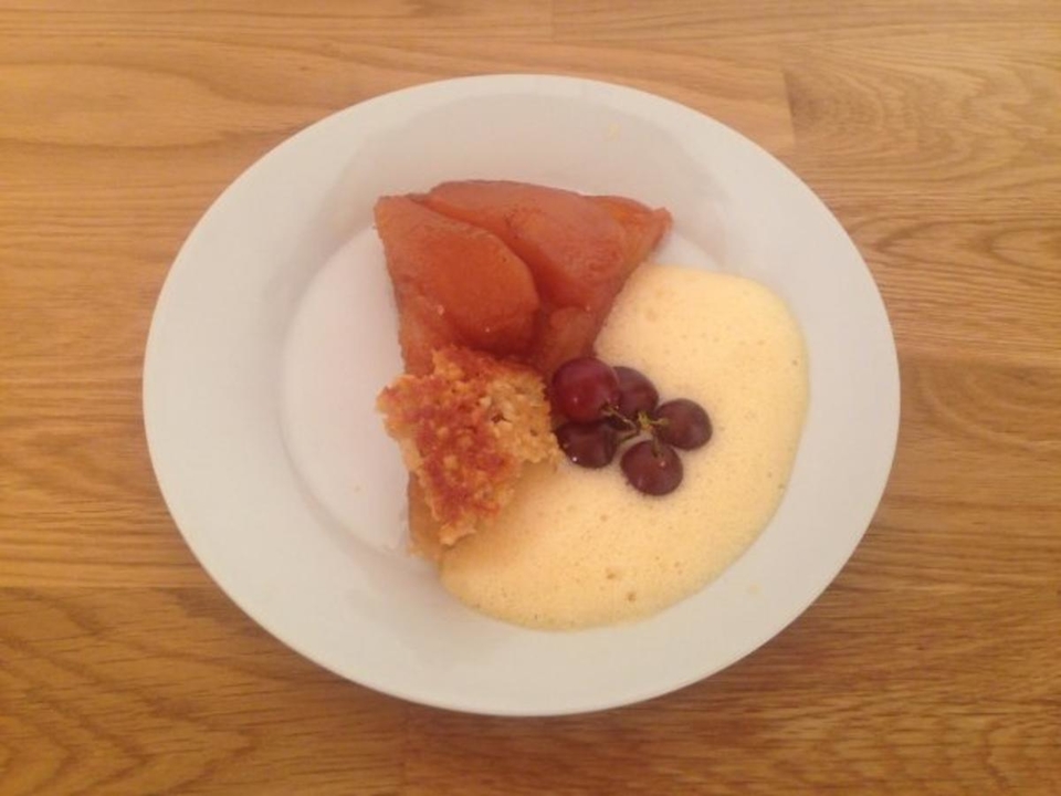 Tarte Tatin mit Weinschaumcreme und Walnusskrokant