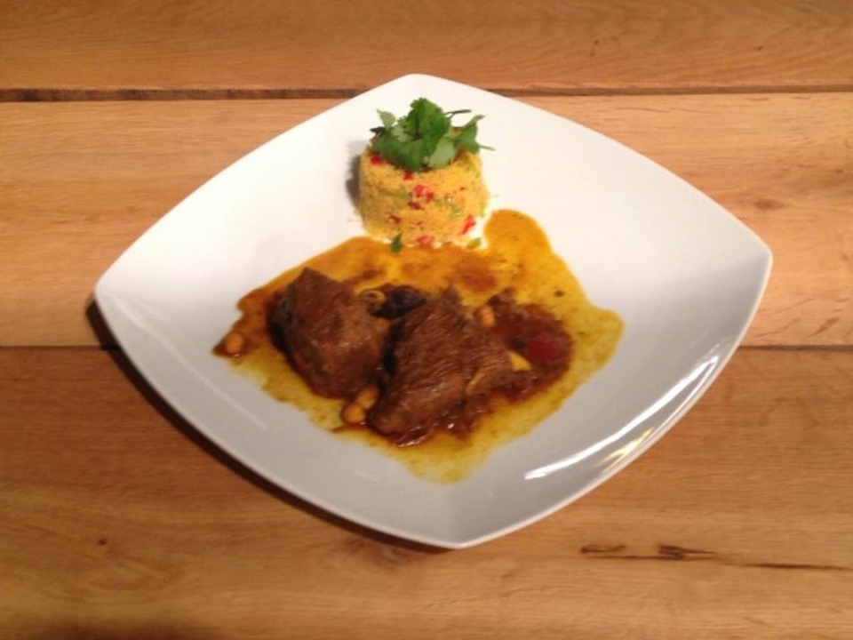 Rindertajine mit Backpflaumen, Mandeln und Kichererbsen, dazu Gemüsecouscous