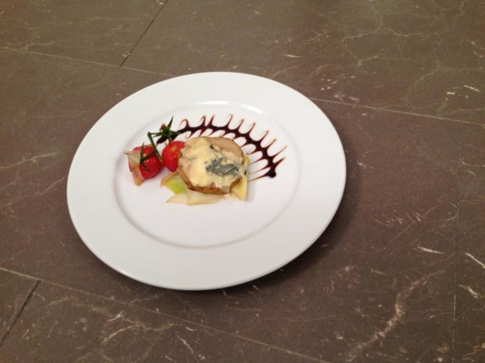 Zitronen-Chili-Lauchgemüse mit gebutterten Birnenringen unter Blauschimmelkäsekruste