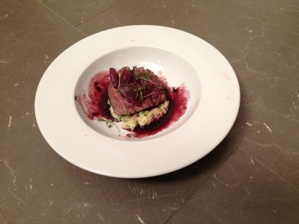In Barolo pochiertes Ochsenfilet mit Petersilienwurzelmousse und Schalotten