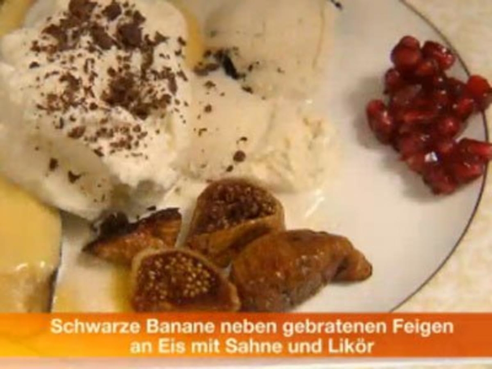 Schwarze Banane neben gebratenen Feigen an Eis mit Sahne und Likör