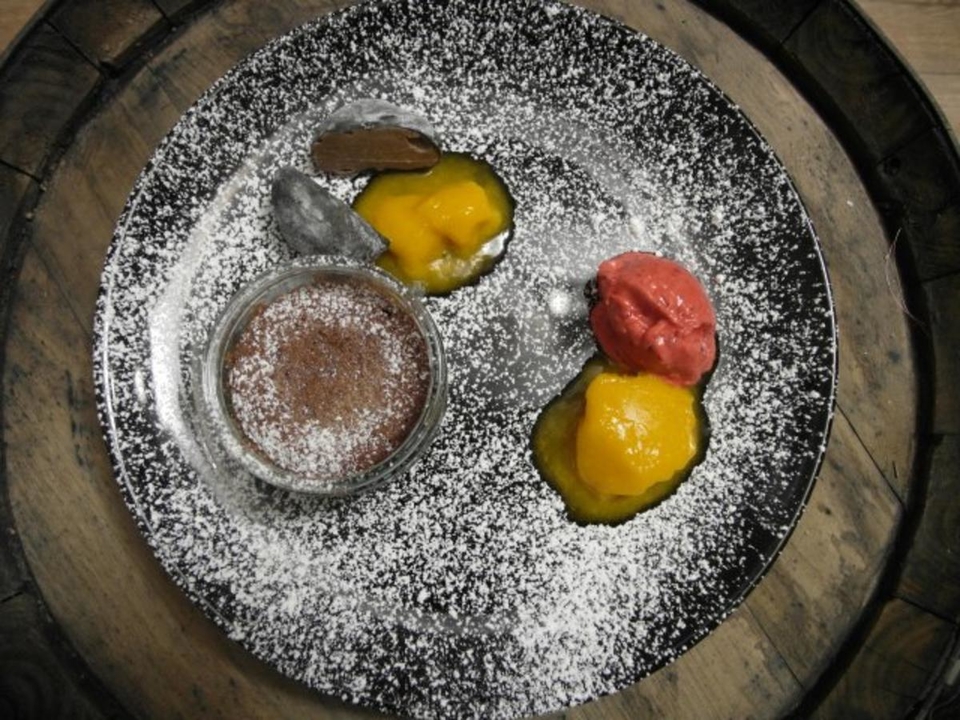 Schwarzes Sesam-Mochi-Eis küsst Himbeer-Mango-Traum dazu Schokoladen-Ingwer Soufflé
