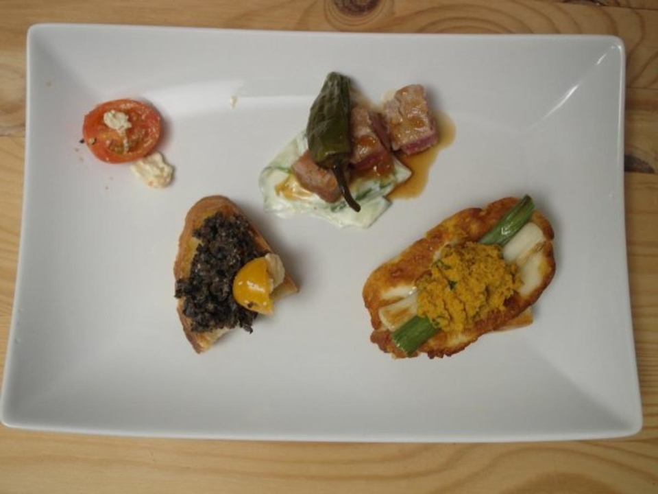 Tuna-Poke, Black-Olive-Tapenade und Frühlingszwiebel-Halloumi-Bruschetta mit Karotten