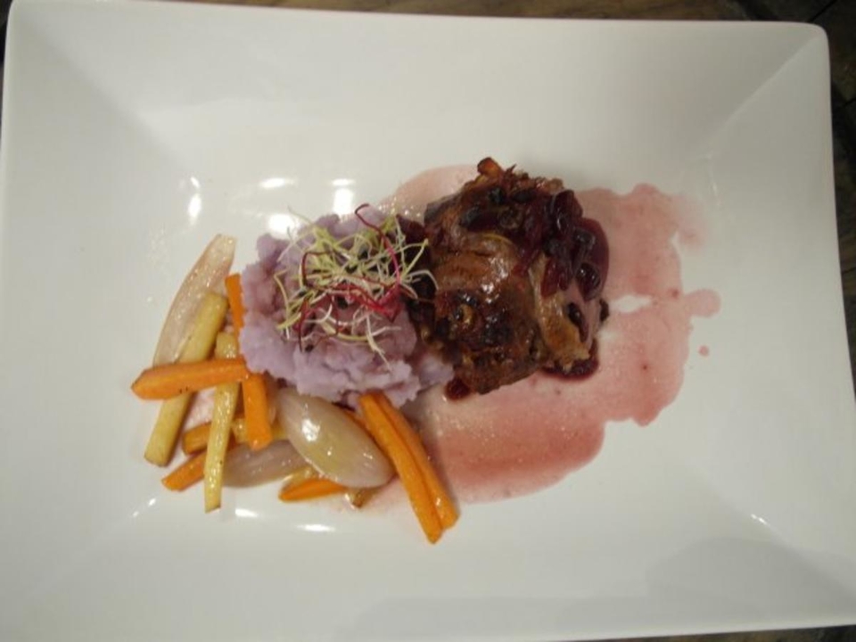 Gefülltes Kalbsfilet im Pancetta-Mantel mit Cranberry-Walnuss-Füllung