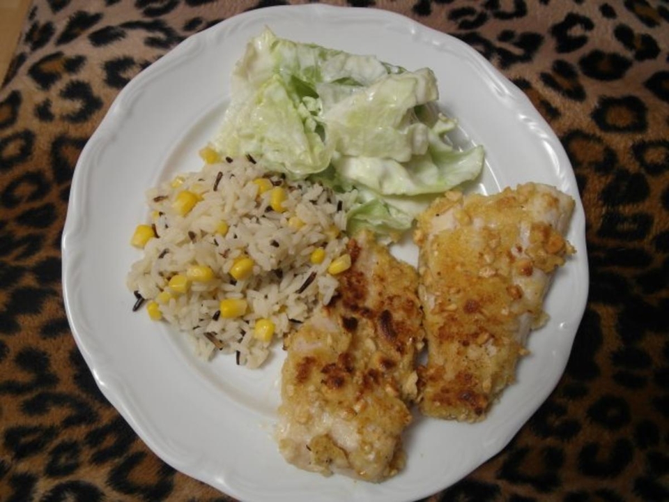 Zanderfilet mit Reis und grünem Salat mit Joghurt-Dressing