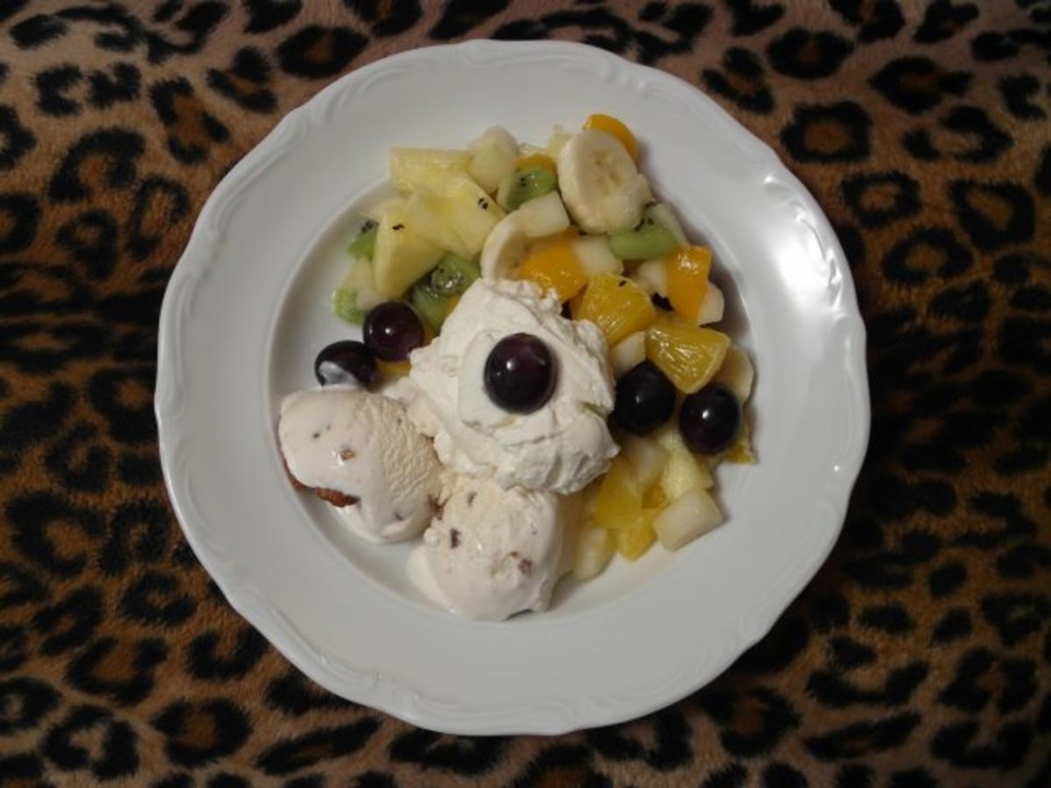 Frischer Obstsalat mit Walnusseis