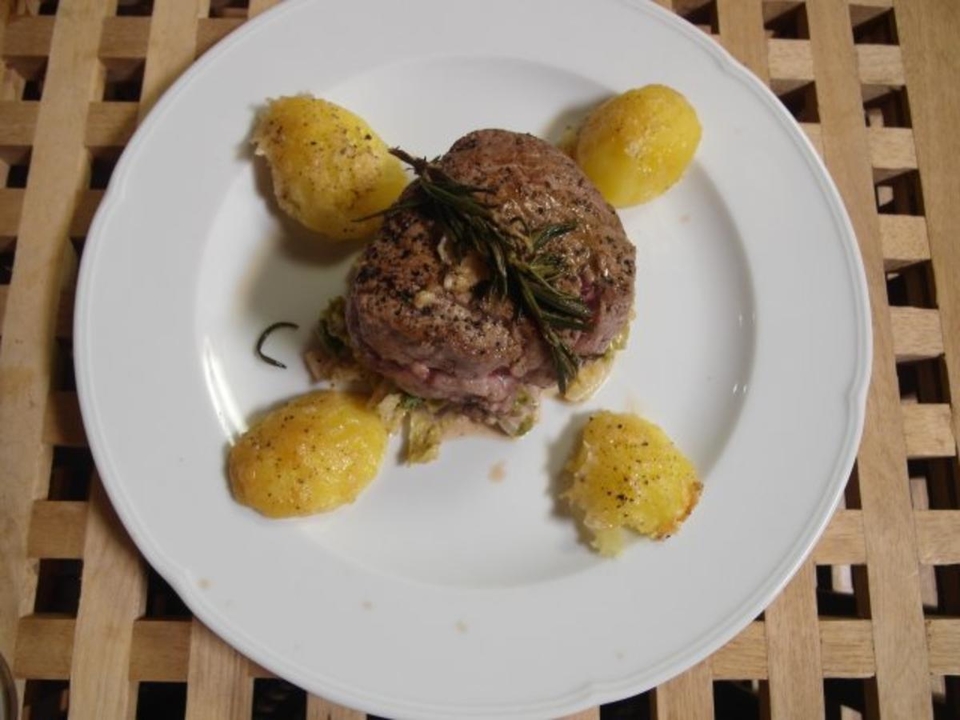 Rinderfilet auf Wirsing und Parmesankartoffeln
