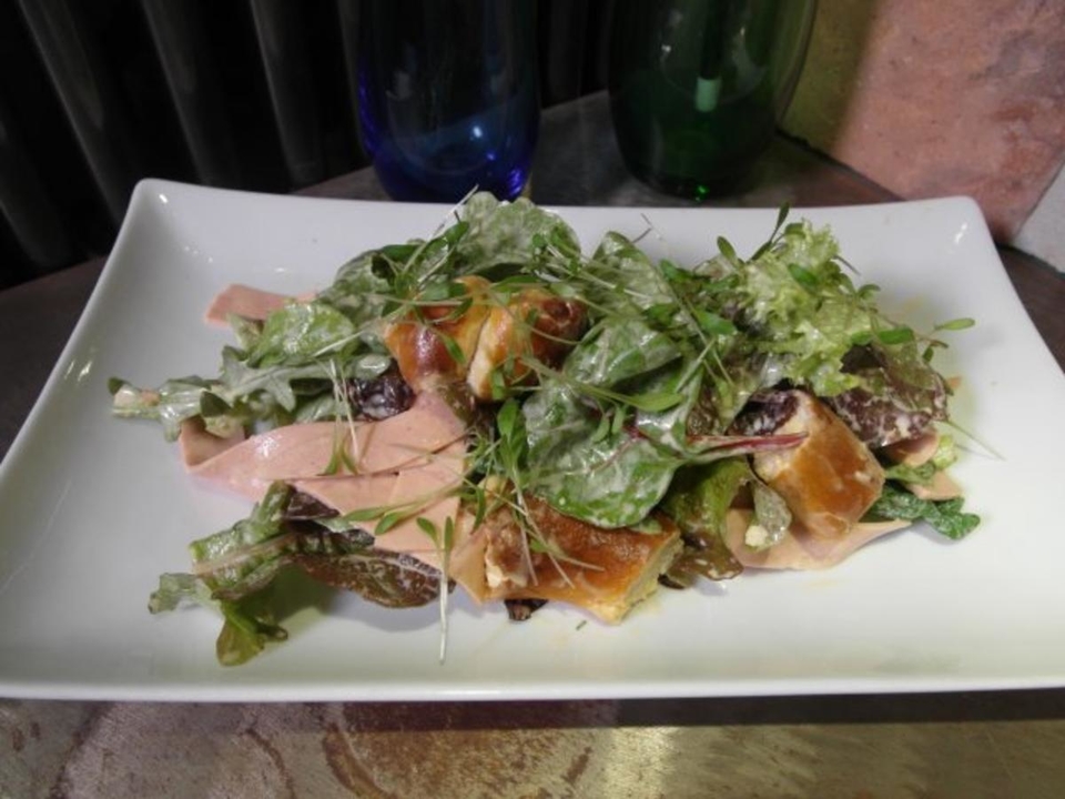 Laugenbrezel-Salat mit Kalbslyoner und Spundekäs-Dressing