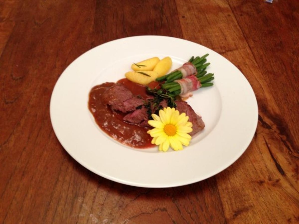 Salzwiesenlamm auf Honig-Kapernjus an tournierte Rosmarinkartöffelchen mit Bohnenbouquet