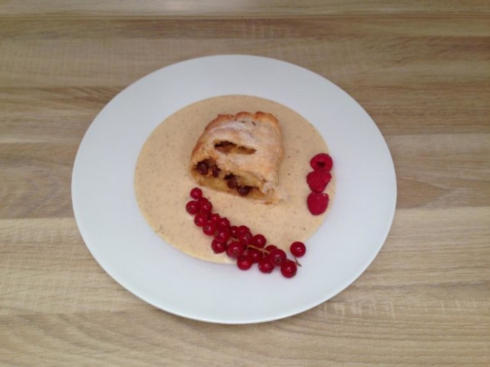 Hausgemachter Apfelstrudel auf Amaretto-Vanillecreme mit Beeren