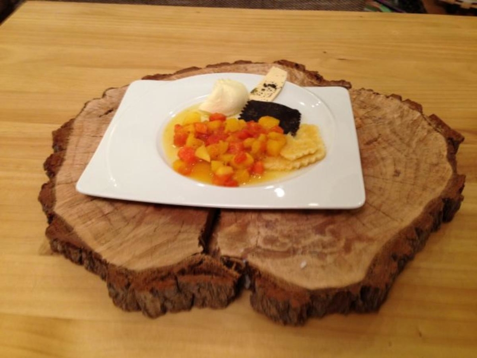 Ravioli von Valrhona-Schokolade mit Mascarpone-Mandel-Füllung und Papaya-Mango-Ragout