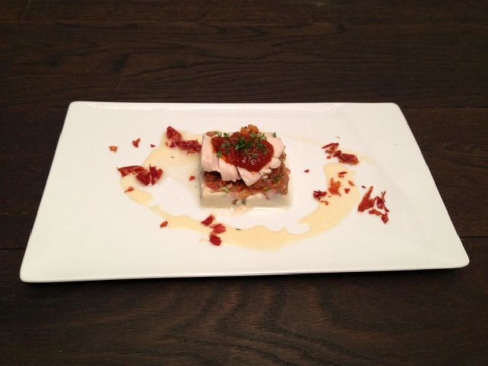 Schwarzfederhuhn aus der Gewürzmilch mit Tomaten, Tomatenmarmelade und Topinambur