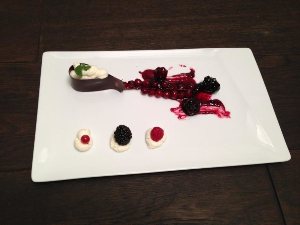 Topfenschau am Beeren-Kräuterlikör-Ragout