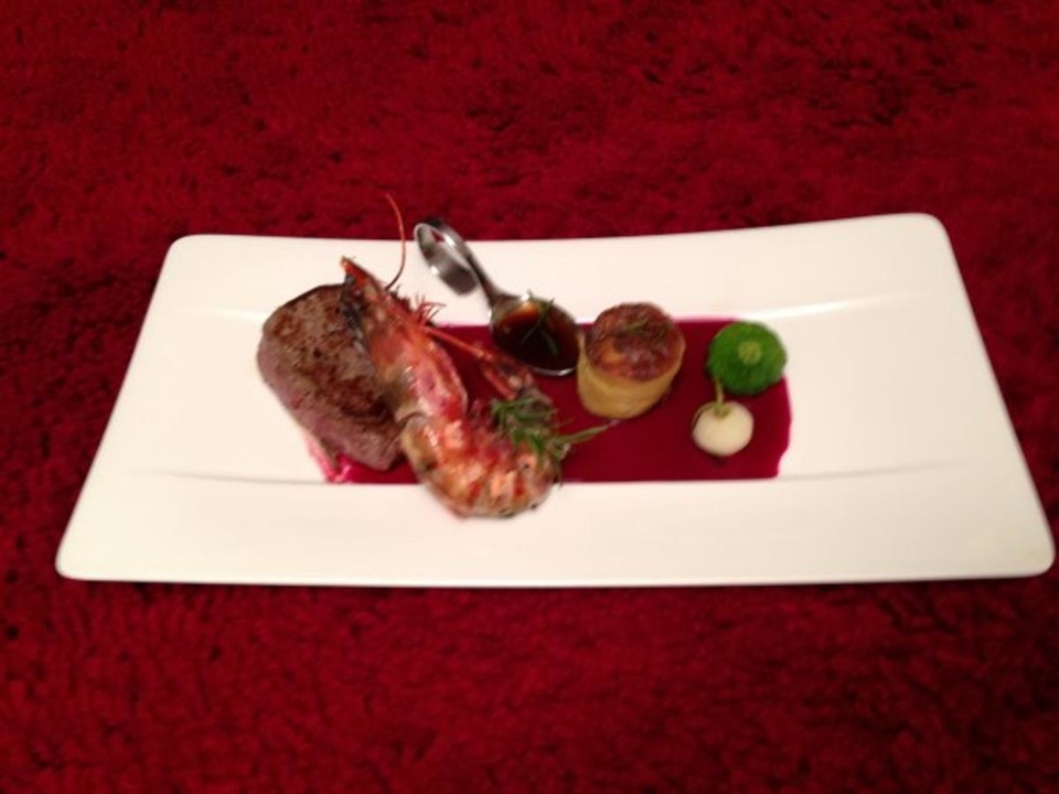 Wagyu Filet mit Rosenberggarnele auf Rote Bete Spiegel mit afrikanisch Gemüse und Gratin