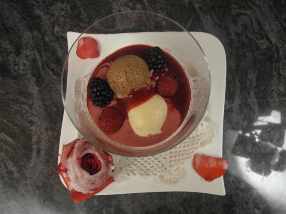 Dessert im Kugelglas mit gezuckerten Rosen