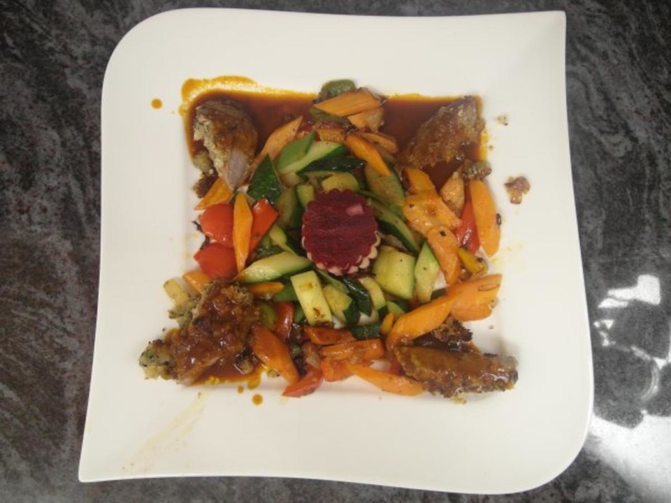 Lammfilet mit Kräuterkruste, dazu Gemüserauten und Rote-Bete-Kartoffel-Türmchen