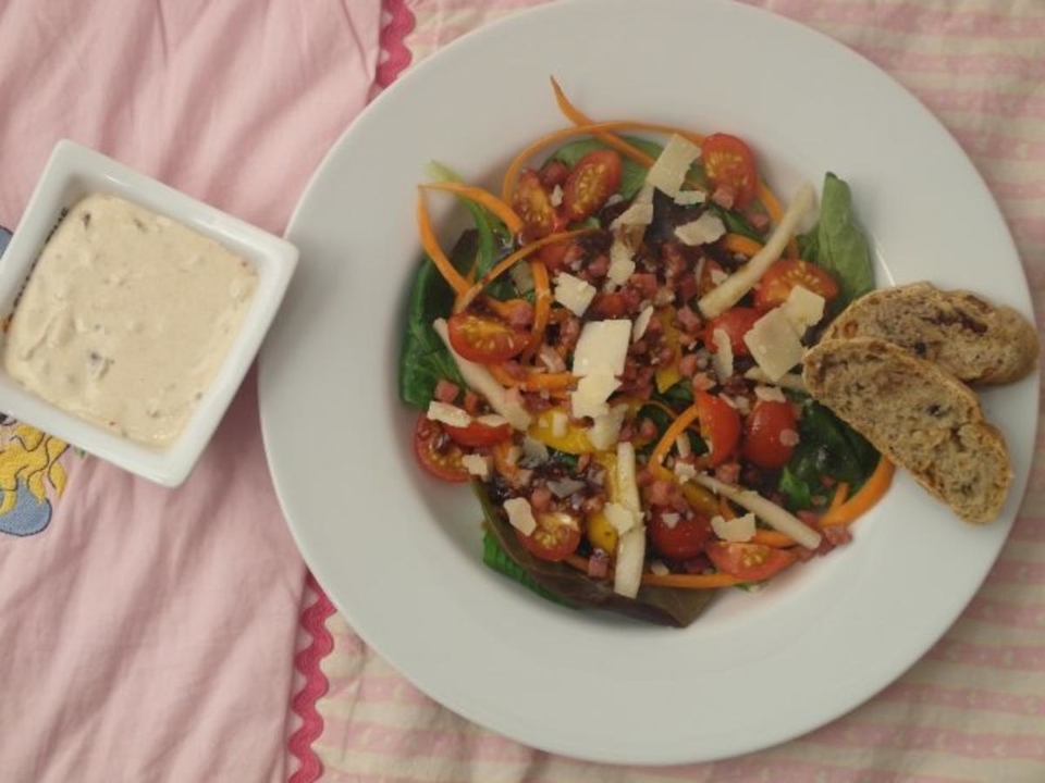 Feldsalat mit Mango, Birne und Speck