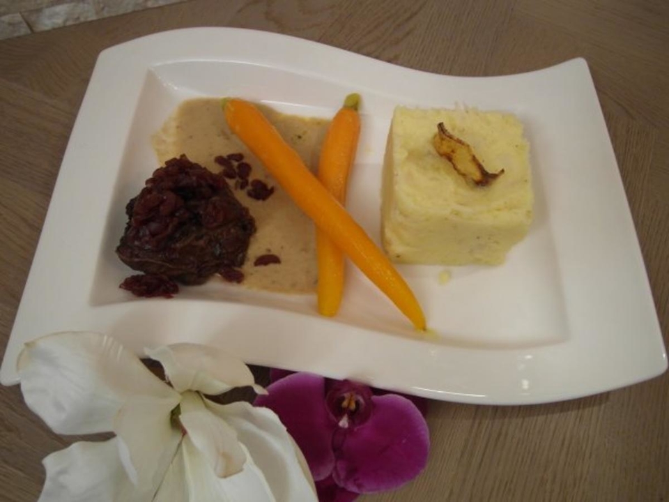 Geschmorte Kalbsbäckchen mit Selleriekartoffelstampf und Orangenmöhrchen