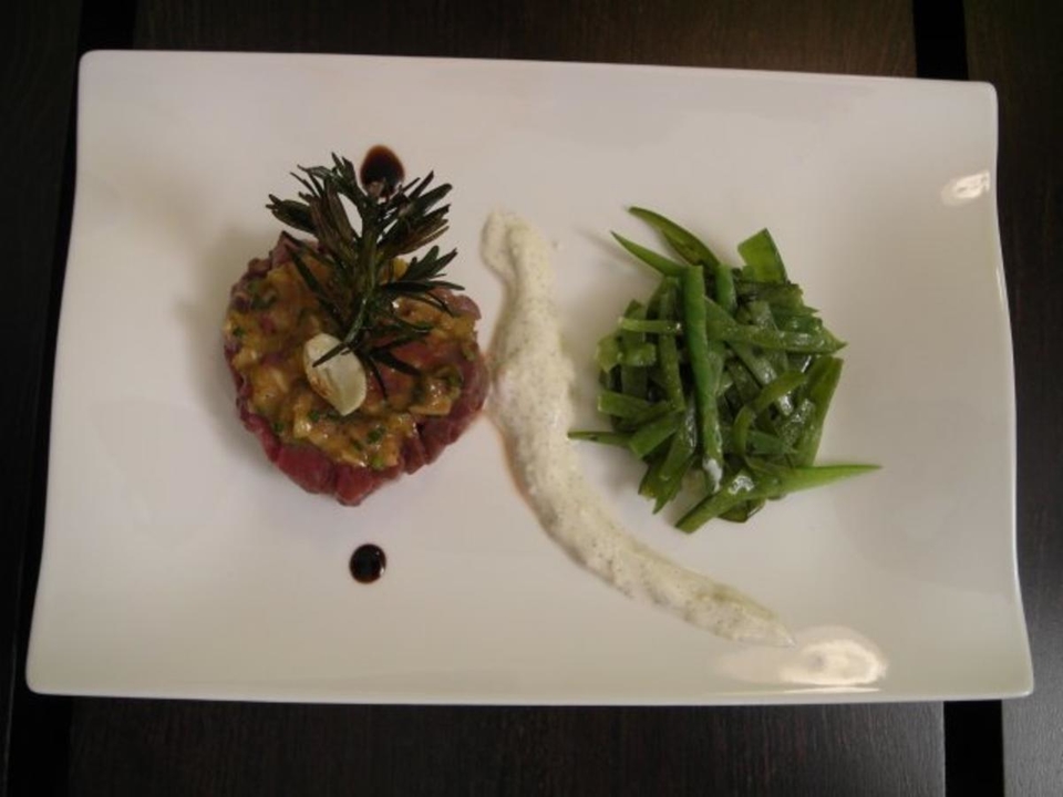 Steak-Tartar, dazu Salat von Meerrettich-Zuckerschoten