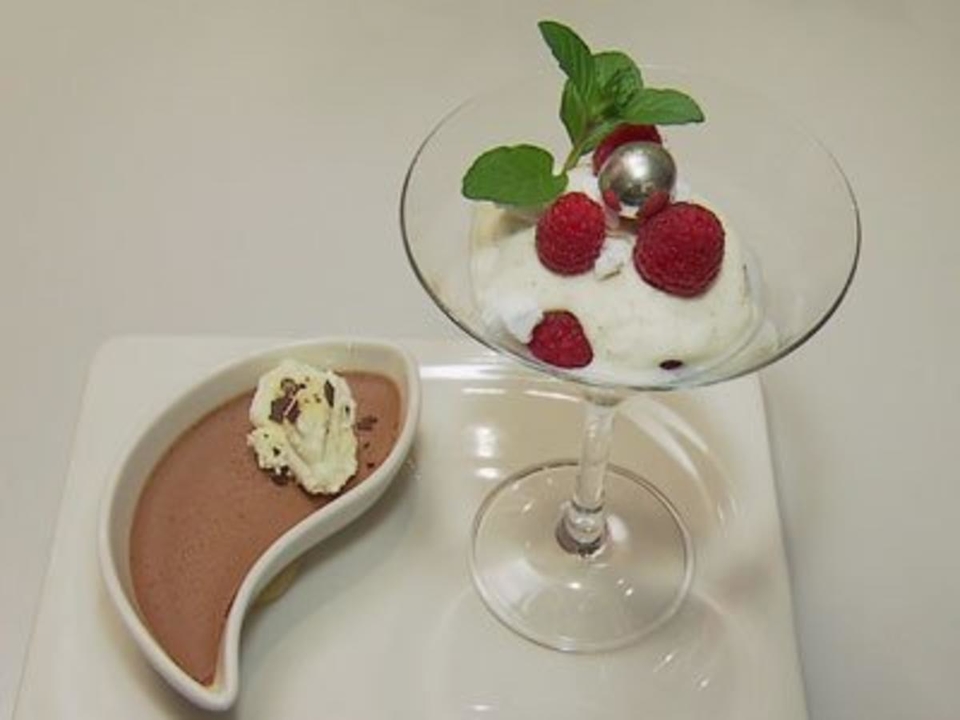 Schokoladencreme und Topfenmousse mit Himbeeren und Baiserbröseln (Verena Kerth)