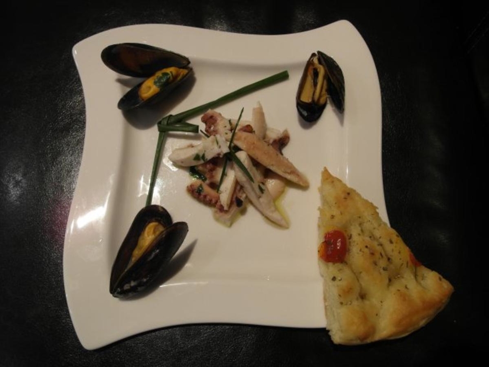 Oktopus-Salat mit Miesmuscheln, mit einem hausgemachten Focaccia