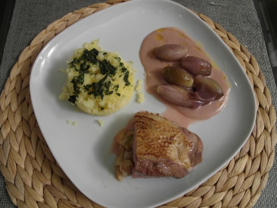 Mit Feigen & Ziegenkäse gefüllte Entenbrust an Kräuter-Kartoffelschnee und Schalotten